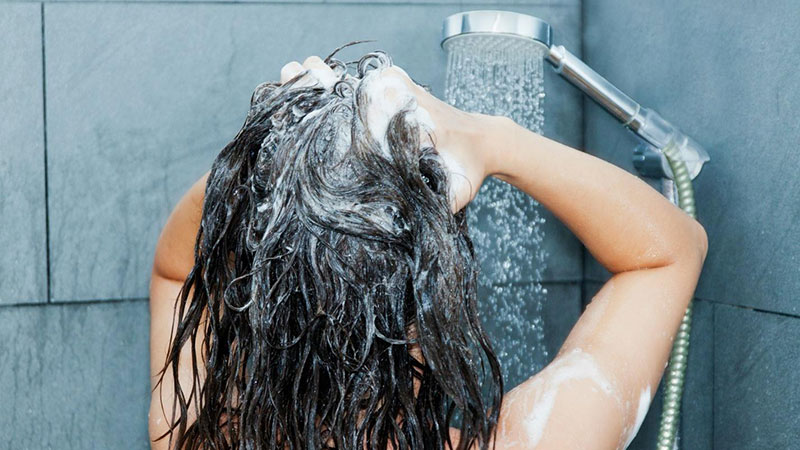 Gội đầu bằng nước nóng không phải là cách chăm sóc tóc hiệu quả