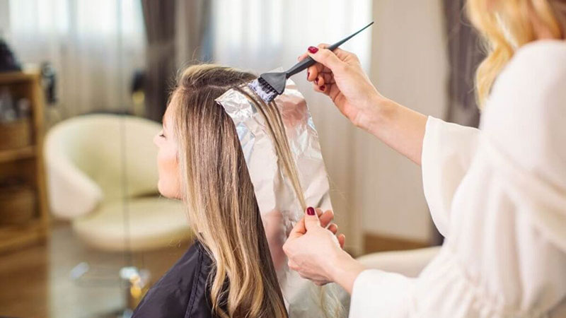 Hạn chế nhuộm tóc cũng là một cách để chăm sóc mái tóc của bạn