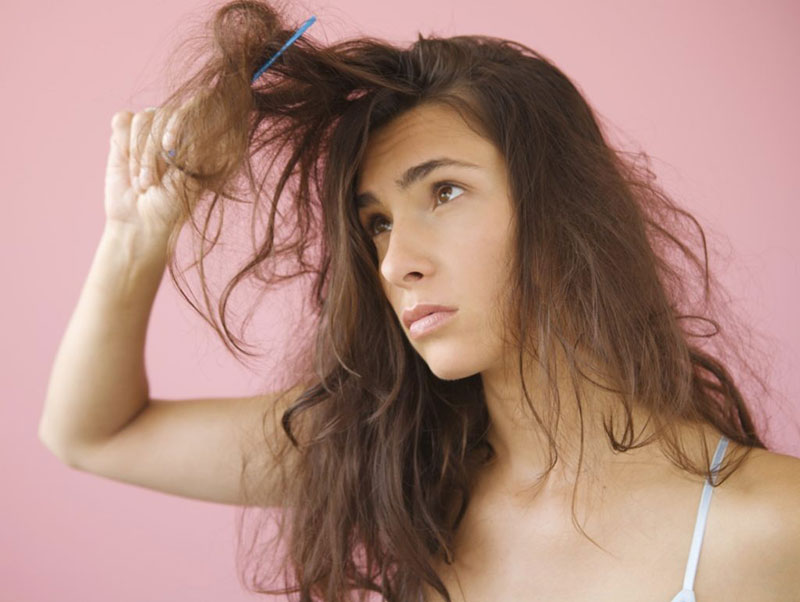 Gội đầu bằng chanh không đúng cách có thể khiến tóc bị khô xơ và dễ gãy rụng